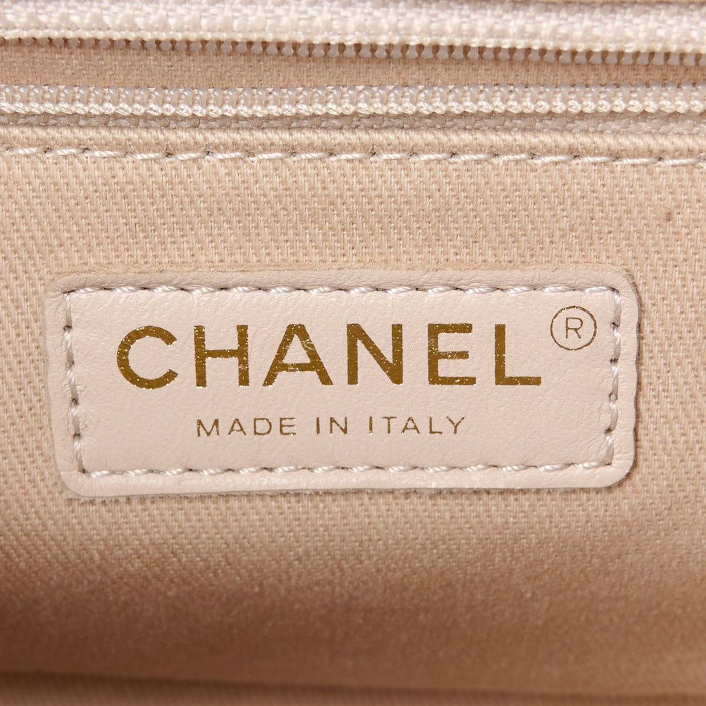 Caviar Quilted Medium Business Affinity Flap Light Beige