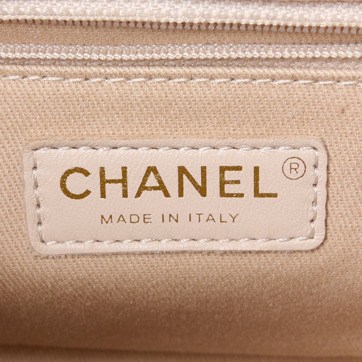 Caviar Quilted Medium Business Affinity Flap Light Beige